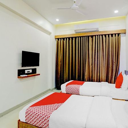 Oyo 77491 Hotel Shreenath Valsad Экстерьер фото