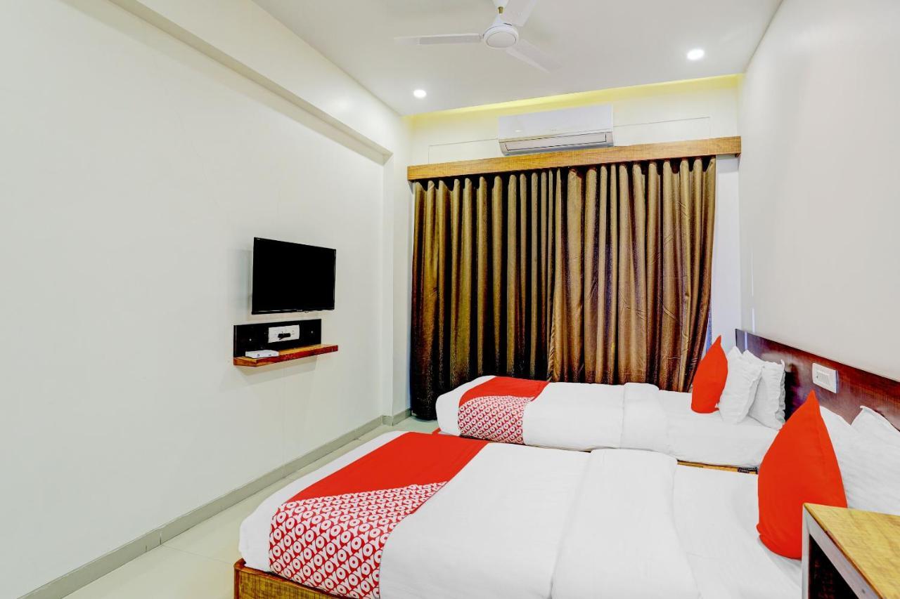 Oyo 77491 Hotel Shreenath Valsad Экстерьер фото