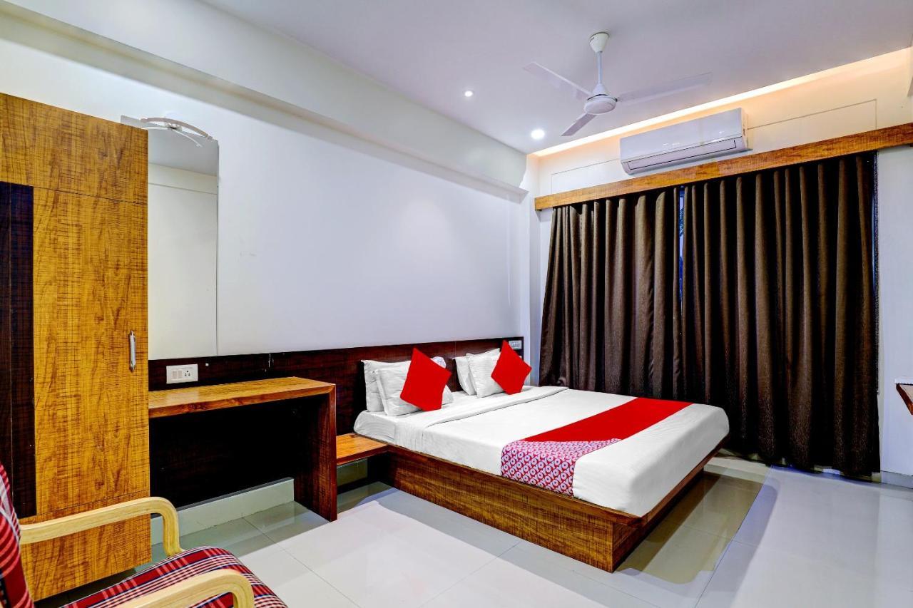 Oyo 77491 Hotel Shreenath Valsad Экстерьер фото
