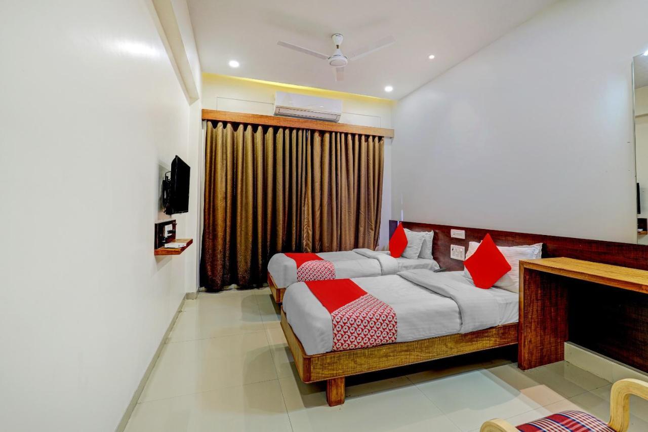 Oyo 77491 Hotel Shreenath Valsad Экстерьер фото