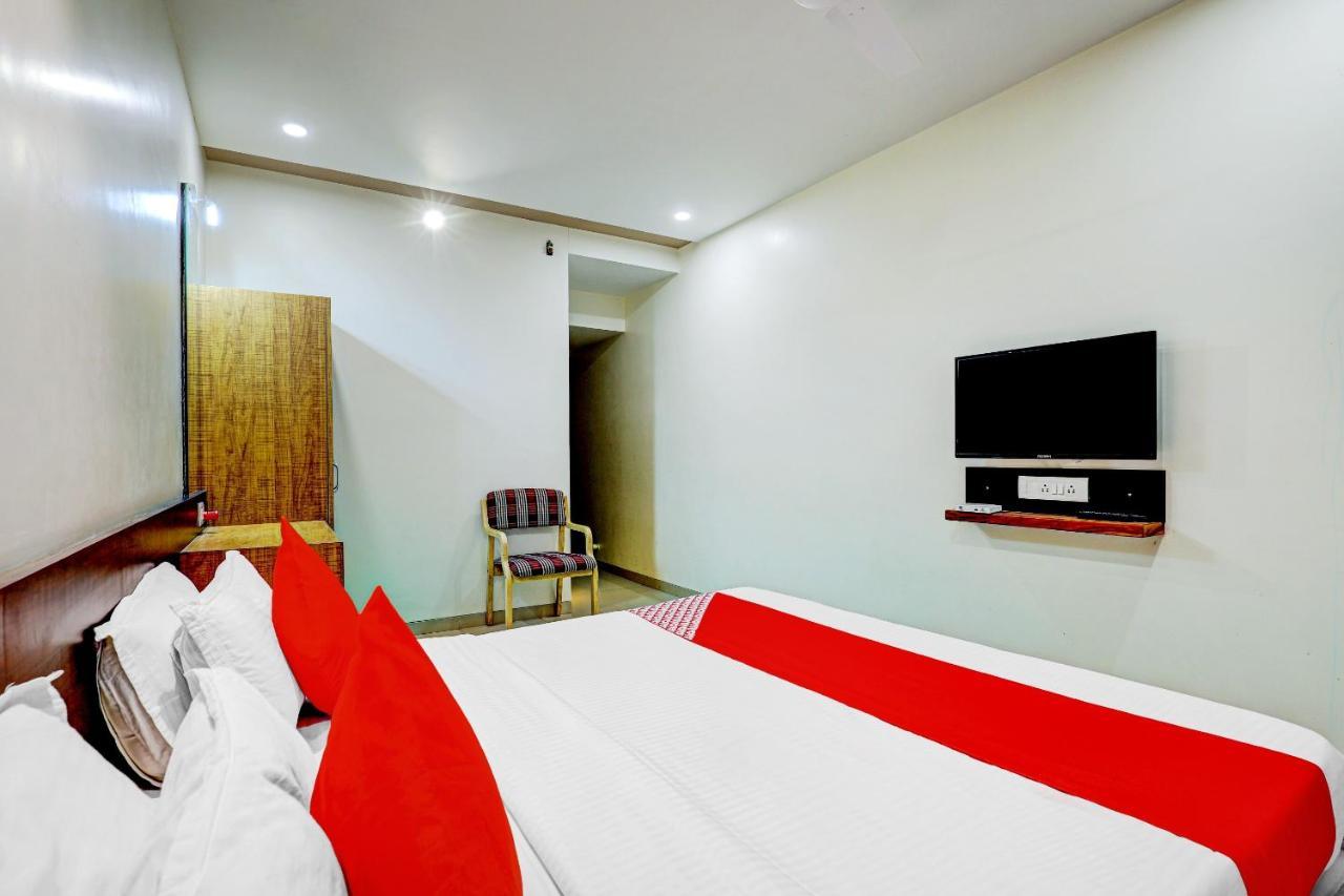 Oyo 77491 Hotel Shreenath Valsad Экстерьер фото