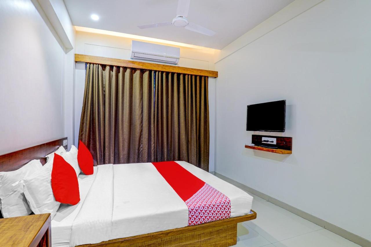 Oyo 77491 Hotel Shreenath Valsad Экстерьер фото